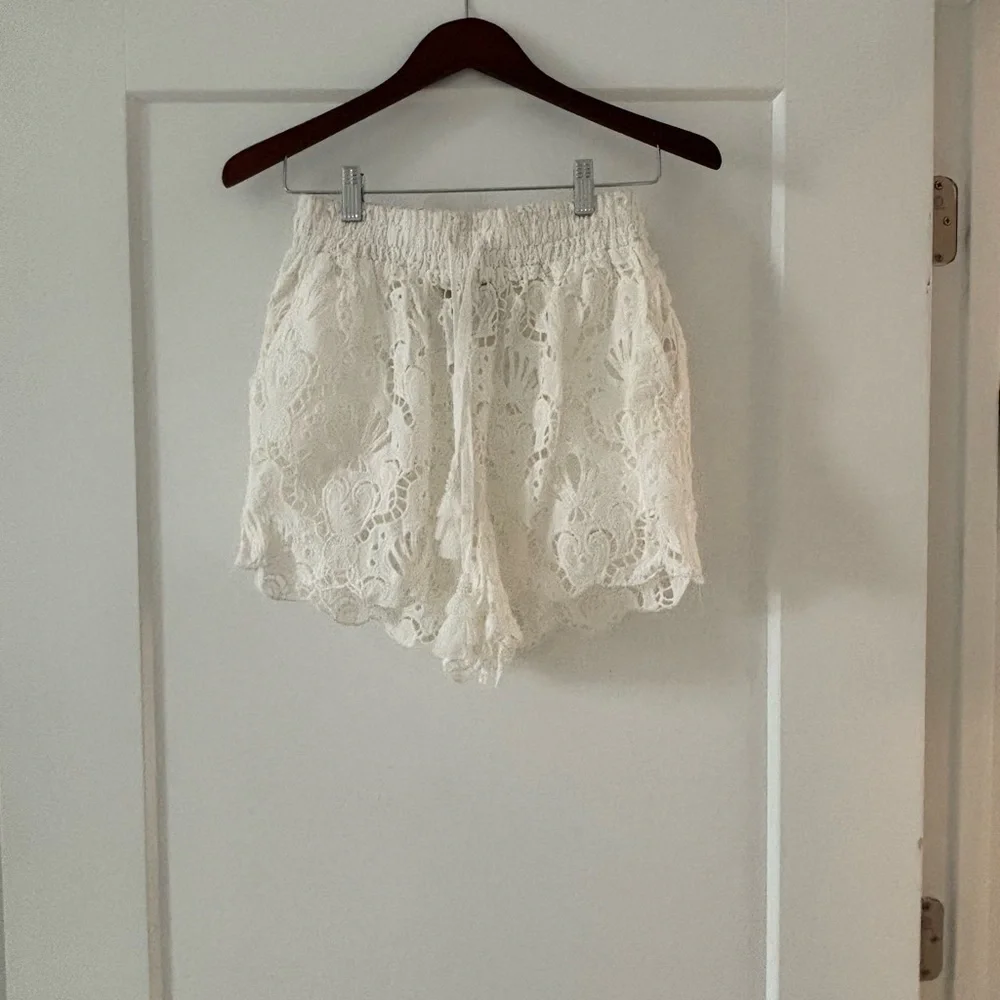 Farm Rio white laced shorts in size small - Picture 6 of 7